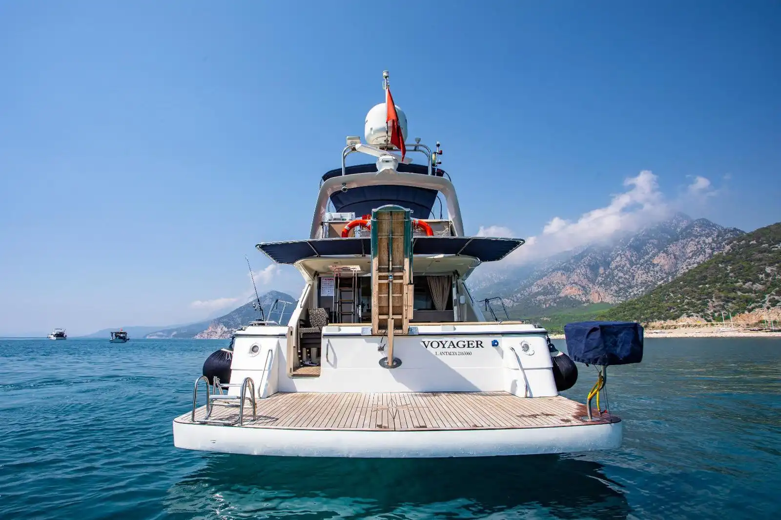 YACHT VOYAGER